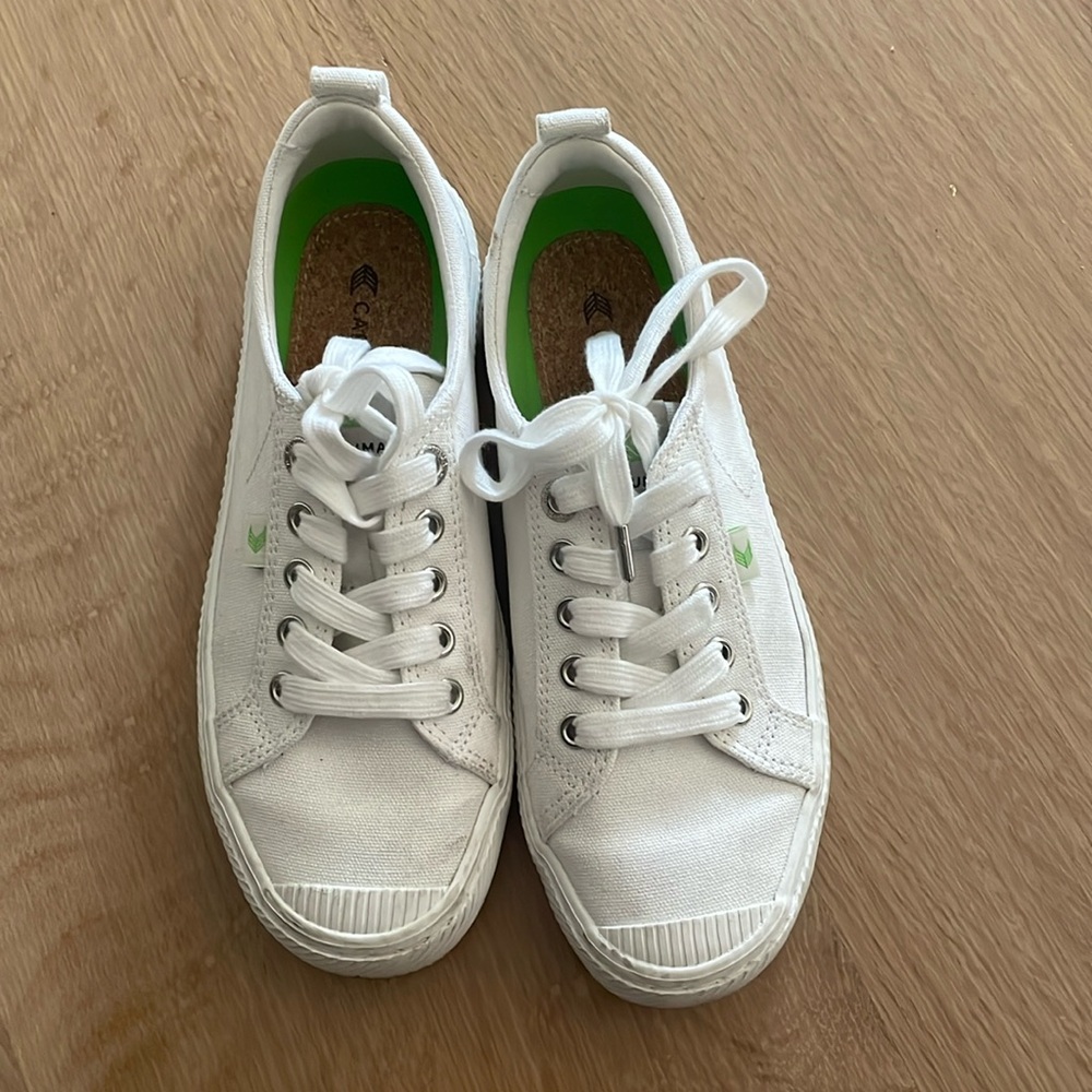 CARIUMA WHITE SNEAKERS